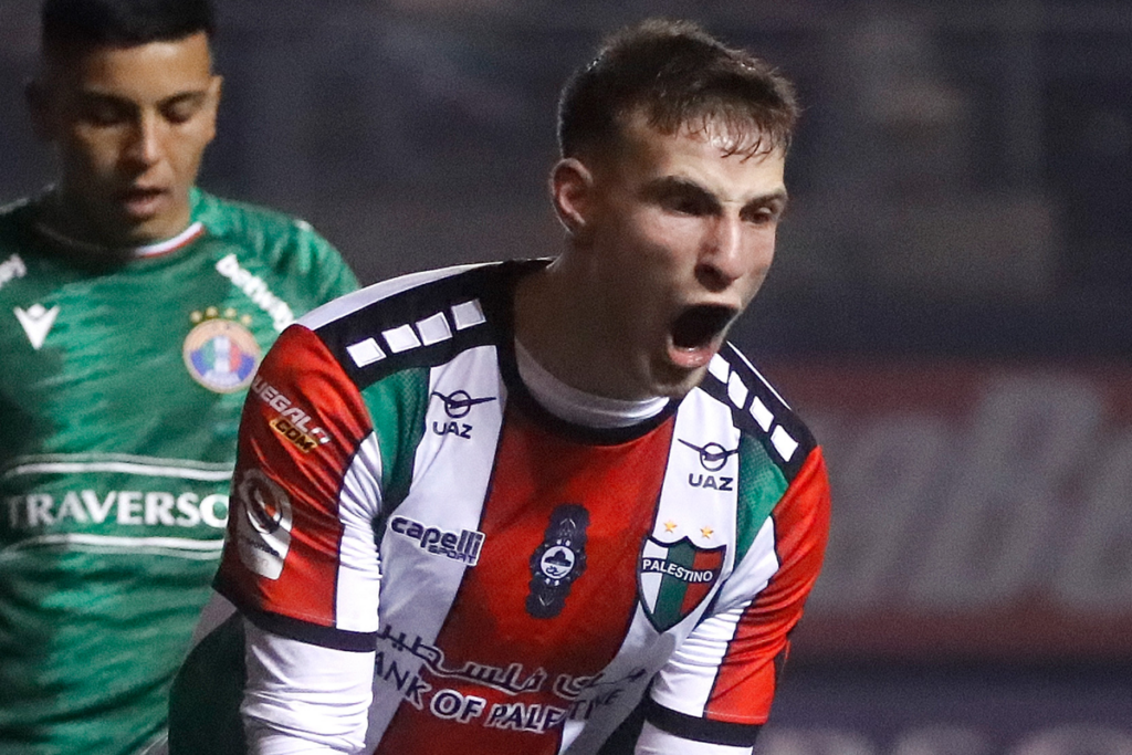 Bruno Barticciotto celebrando eufórico un gol con la camiseta de Palestino ante Audax Italiano.