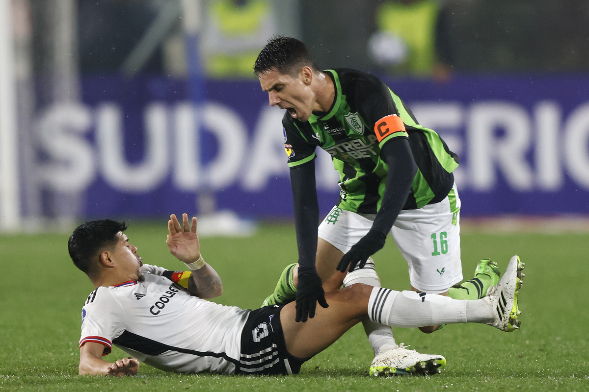 Esteban Pavez disputa un balón en el suelo contra un jugador de América Mineiro en el triunfo 2-1 de Colo-Colo en la Copa Sudamericana 2023.