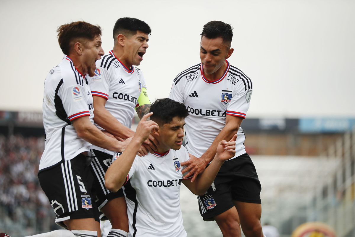 Futbolistas de Colo-Colo abrazan y celebran junto a Damián Pizarro el 1-0 ante O'Higgins de Rancagua.