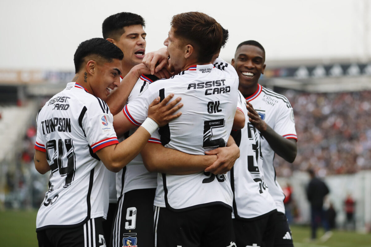 Jordhy Thompson, Leonardo Gil, Fabián Castillo, Esteban Pavez y Damián Pizarro celebrando un gol ante O´Higgins
