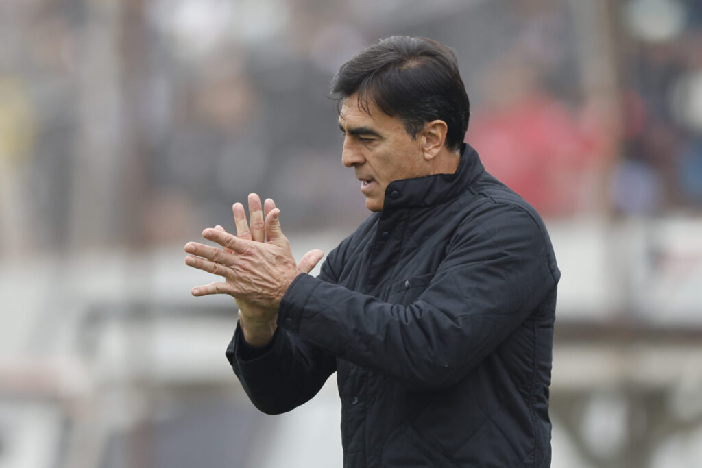 Futbol, Colo Colo vs Ohiggins. Fecha 17, campeonato Nacional 2023. El entrenador de Colo Colo Gustavo Quinteros es fotografiado durante el partido de primera division contra Ohiggins disputado en el estadio Monumental en Santiago, Chile. 15/07/2023 Felipe Zanca/Photosport Football, Colo Colo vs Ohiggins. 17th turn, 2023 National Championship. Colo Colo's head coach Gustavo Quinteros is pictured during the first division match against Ohiggins at the Monumental in Santiago, Chile. 15/07/2023 Felipe Zanca/Photosport