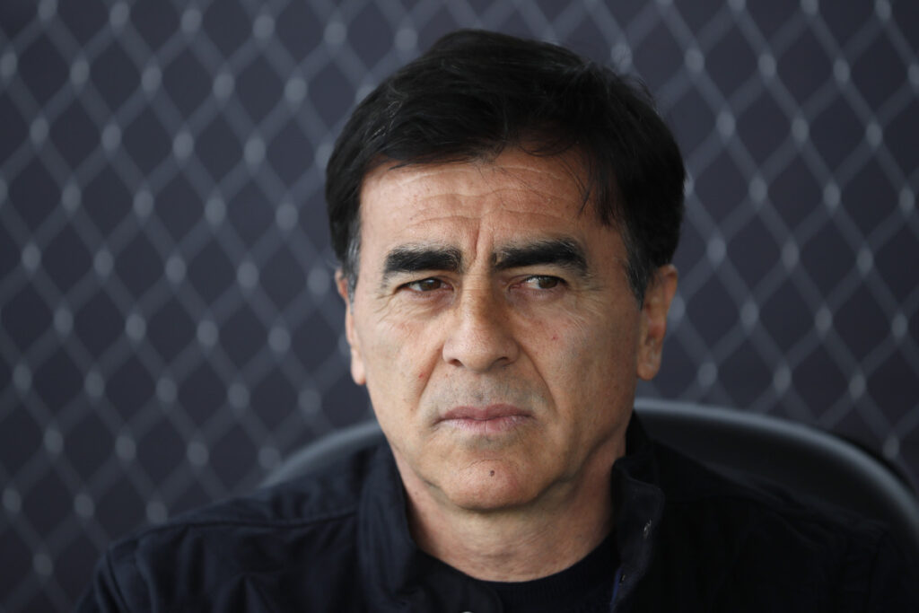 Primer plano al rostro de preocupación de Gustavo Quinteros, actual entrenador de Colo-Colo.