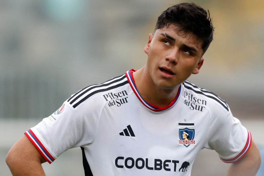 Damián Pizarro con la mirada pensativa mientras defiende la camiseta de Colo-Colo.