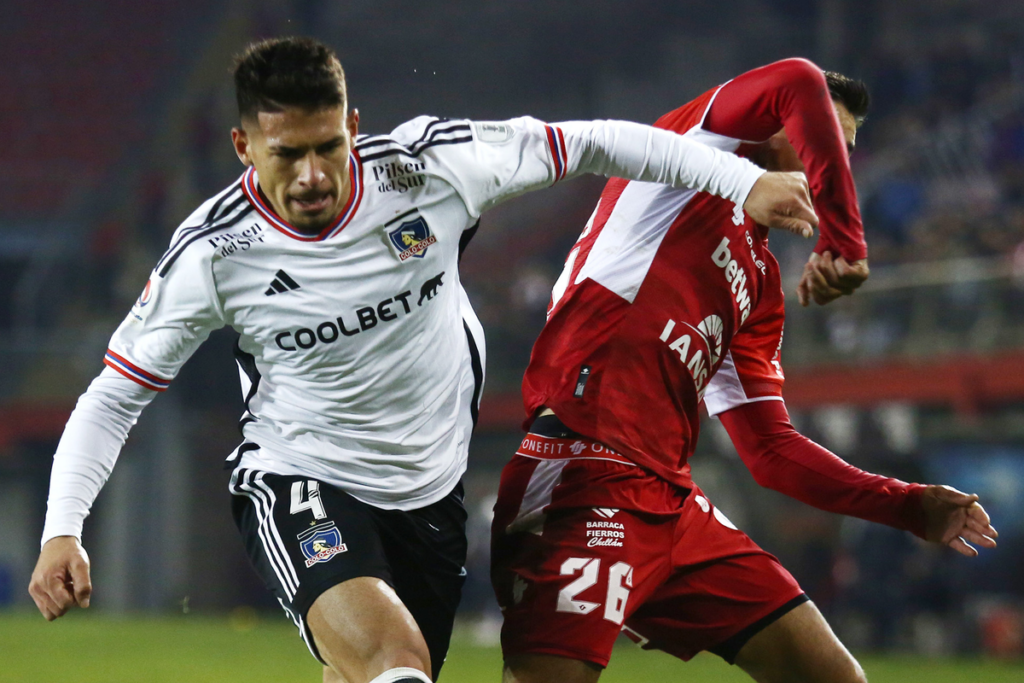 Alan Saldivia en medio de una disputa en el 0-0 entre Colo-Colo y Ñublense por el Campeonato Nacional 2023.