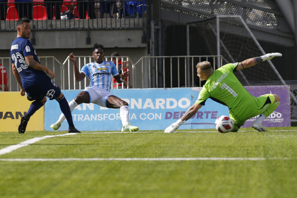 Yorman Zapata anotando el 1-0 de Magallanes frente a la Universidad de Chile