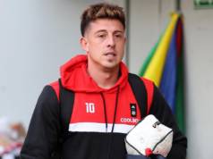 Parra Parra camina con la ropa de entrenamiento de Colo-Colo previo al duelo ante Ñublense por el Campeonato Nacional 2023.