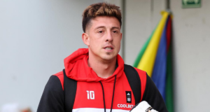 Parra Parra camina con la ropa de entrenamiento de Colo-Colo previo al duelo ante Ñublense por el Campeonato Nacional 2023.