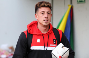 Parra Parra camina con la ropa de entrenamiento de Colo-Colo previo al duelo ante Ñublense por el Campeonato Nacional 2023.