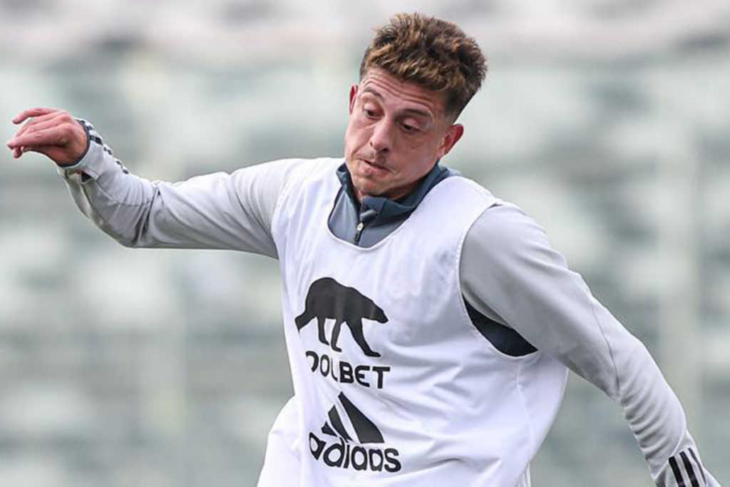 Pablo Parra con las manos al aire en medio de un entrenamiento de Colo-Colo.