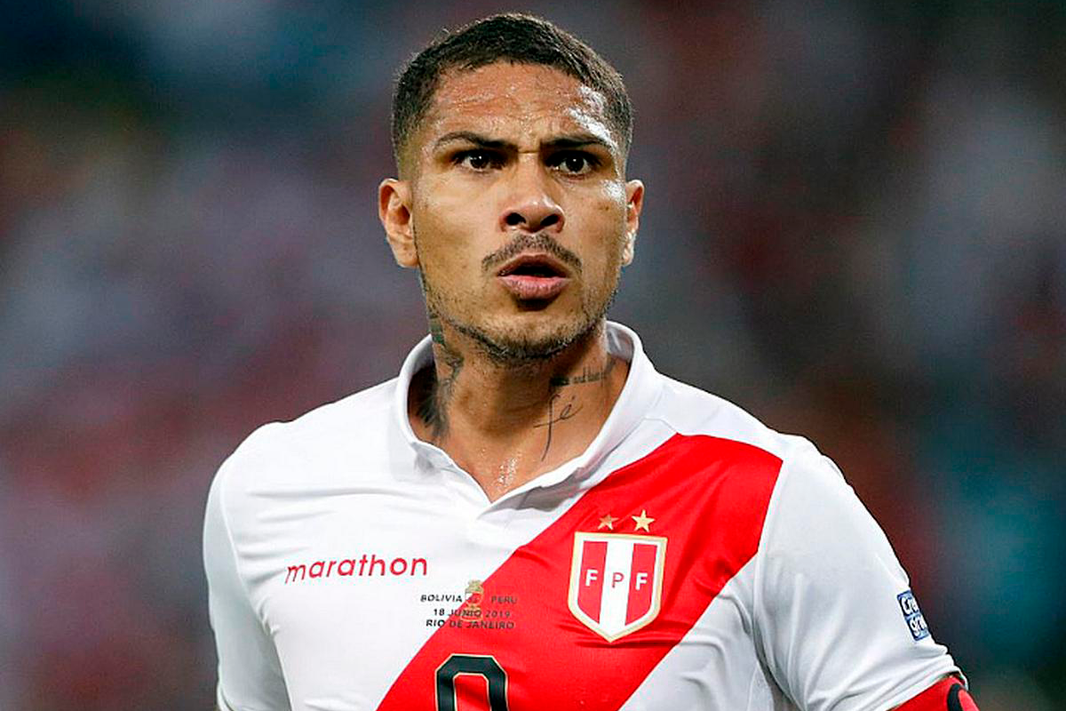 Paolo Guerrero con la mirada desafiante mientras defiende los colores de la selección peruana.