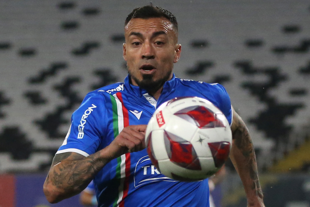 Roberto Cereceda con la mirada fija en el balón mientras defiende los colores de Audax Italiano en la derrota 1-2 frente a Colo-Colo.