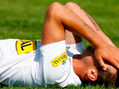 Roberto Gutiérrez en el suelo se tapa el rostro mientras defiende la camiseta de Colo-Colo.
