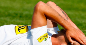 Roberto Gutiérrez en el suelo se tapa el rostro mientras defiende la camiseta de Colo-Colo.
