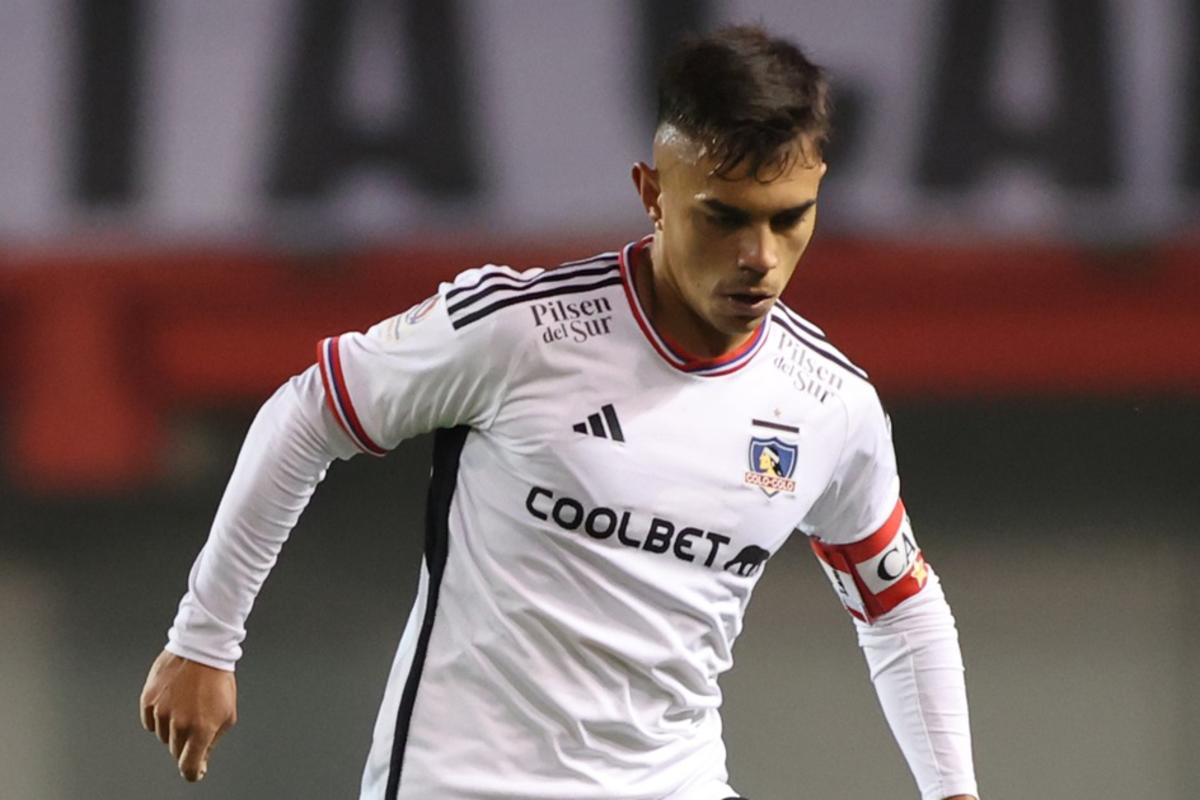 Vicente Pizarro defendiendo la camiseta de Colo-Colo y portando la jineta de capitán en el empate 0-0 ante Ñublense por el Campeonato Nacional 2023.