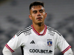 Vicente Pizarro con una cara de resignación mientras defiende la camiseta de Colo-Colo.