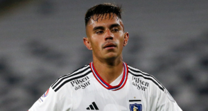 Vicente Pizarro con una cara de resignación mientras defiende la camiseta de Colo-Colo.