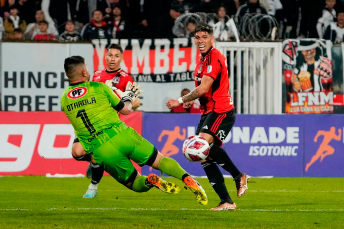 Carlos Palacios rematando al arco en el duelo entre Colo-Colo y Unión la Calera por Copa Chile.
