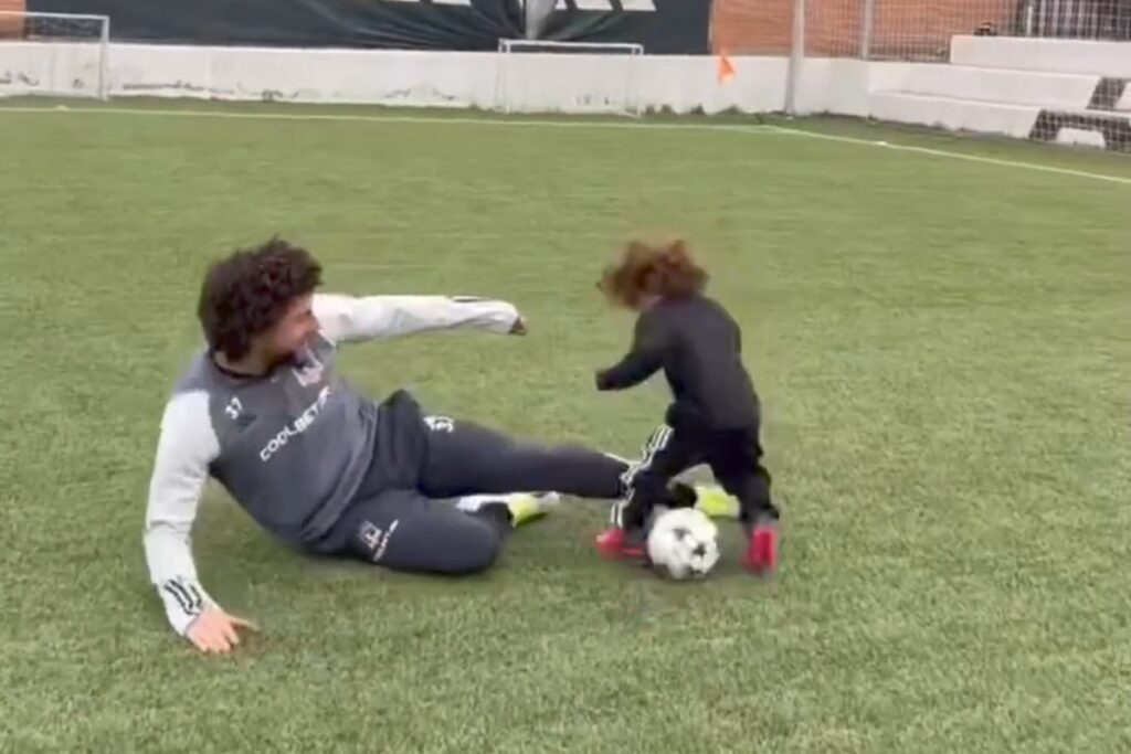 Maximiliano Falcón y su hijo Domingo jugando en el Estadio Monumental