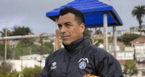 Esteban Paredes con parca de San Antonio Unido