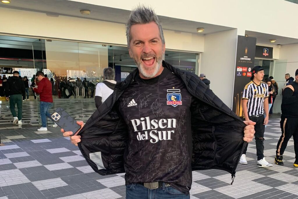 Cristián Sánchez en el Estadio Monumental con camiseta de Colo-Colo