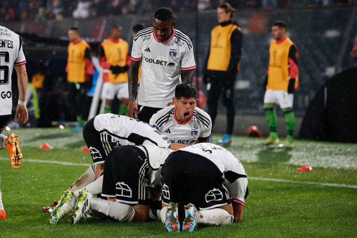 Jugadores de Colo-Colo celebrando gol contr América Mineiro