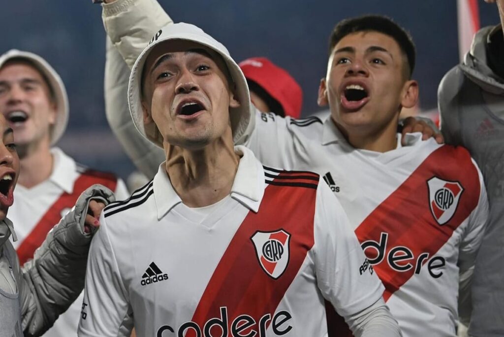 Pablo Solari celebrando el título con River Plate