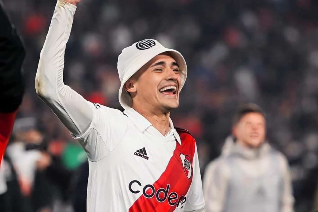 Pablo Solari celebrando el título con River Plate