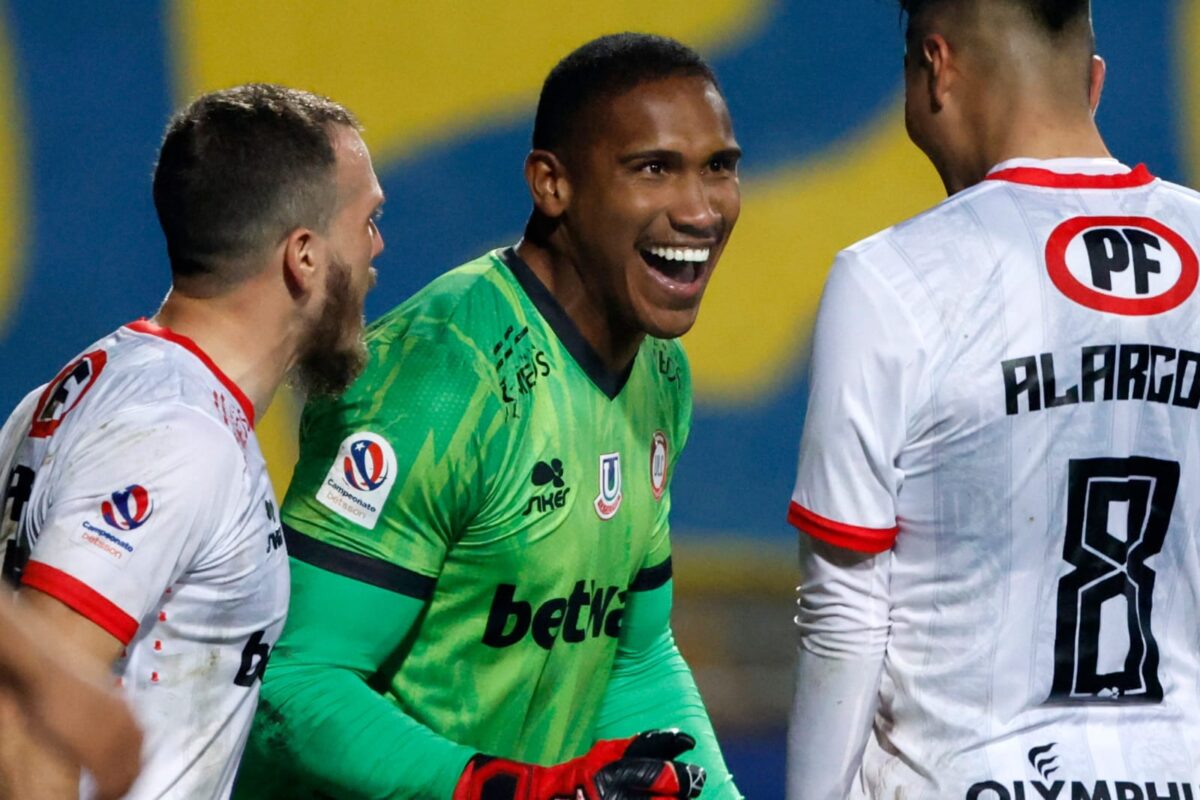 Omar Carabalí celebrando el penal que tapó ante Everton