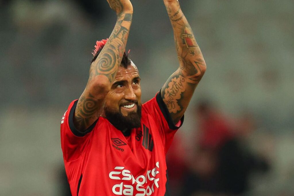 Arturo Vidal con la camiseta de Athletico Paranaense