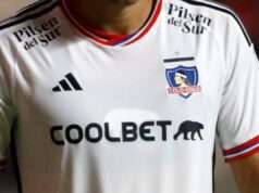 Camiseta blanca de Colo-Colo con la insignia del club, Adidas y Coolbet