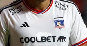 Camiseta blanca de Colo-Colo con la insignia del club, Adidas y Coolbet