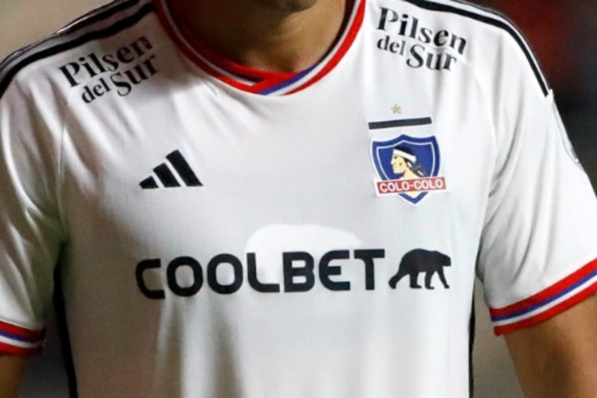 Camiseta blanca de Colo-Colo con la insignia del club, Adidas y Coolbet