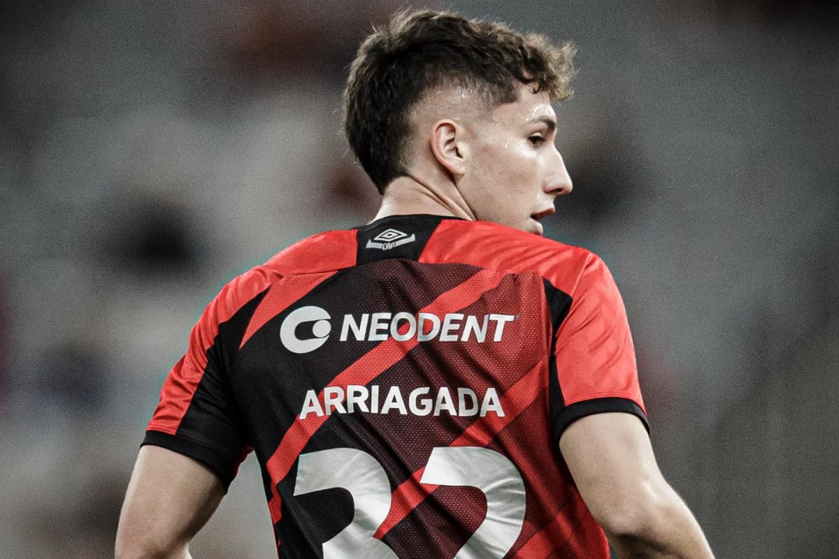 Luciano Arriagada con la camiseta de Athletico Paranaense