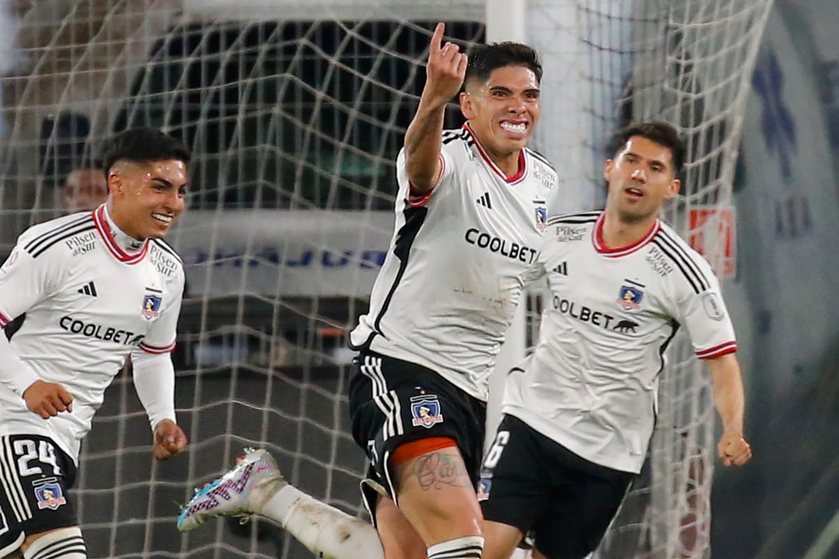 Carlos Palacios celebrando su segundo gol contra Huachipato en el triunfo de Colo-Colo
