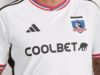 Torso de Esteban Pavez con la camiseta de Colo-Colo 2023