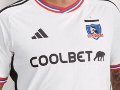Torso de Esteban Pavez con la camiseta de Colo-Colo 2023