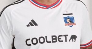 Torso de Esteban Pavez con la camiseta de Colo-Colo 2023