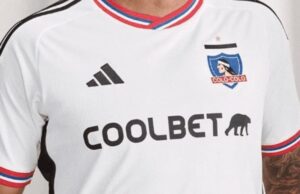Torso de Esteban Pavez con la camiseta de Colo-Colo 2023