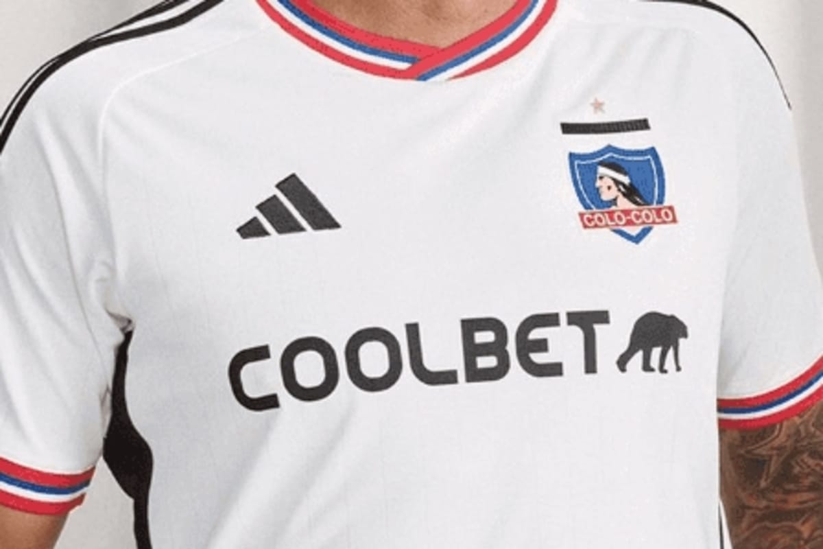 Torso de Esteban Pavez con la camiseta de Colo-Colo 2023