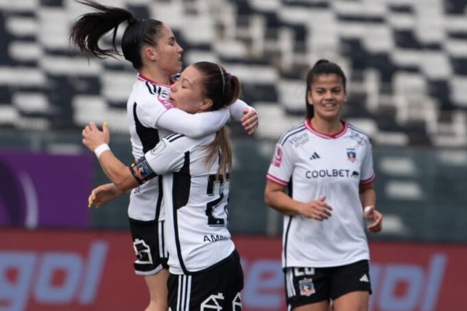 Javiera Grez y Yanara Aedo celebrando un gol con Colo-Colo Femenino