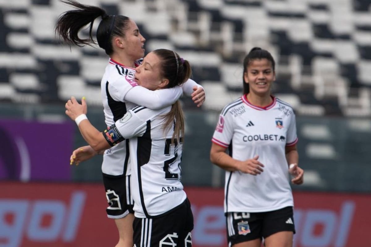 Javiera Grez y Yanara Aedo celebrando un gol con Colo-Colo Femenino
