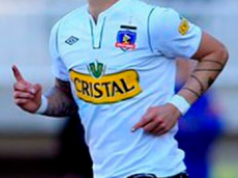 Foto al cuerpo de un jugador de Colo-Colo que viste la camiseta que utilizó el club durante la temporada 2012.