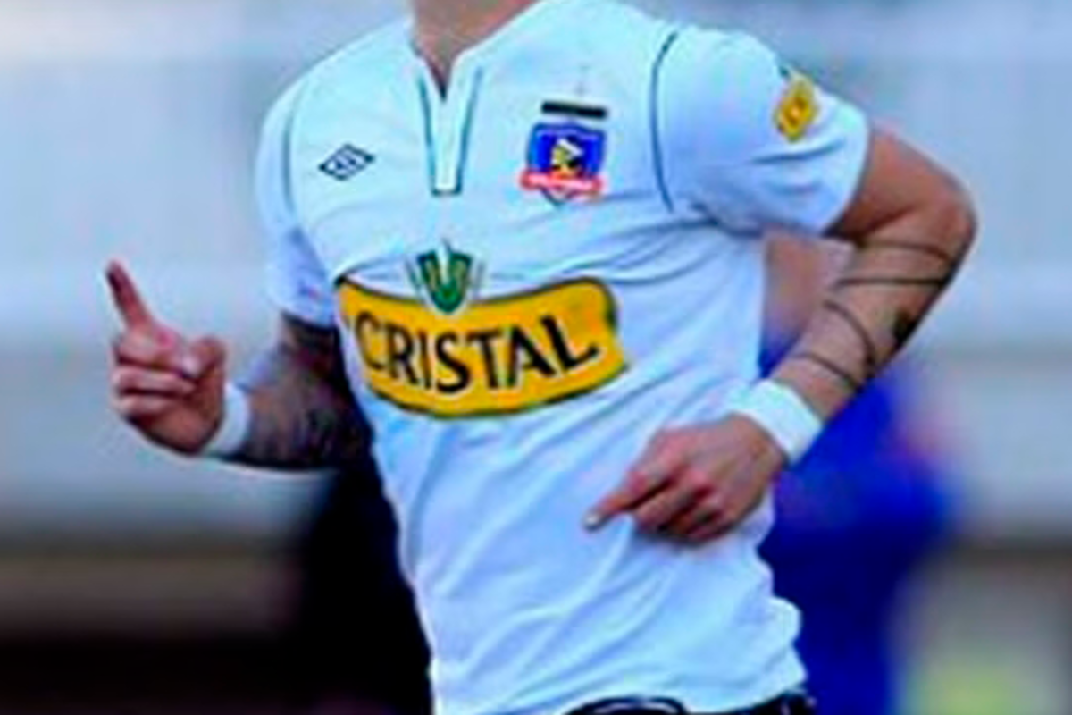 Foto al cuerpo de un jugador de Colo-Colo que viste la camiseta que utilizó el club durante la temporada 2012.