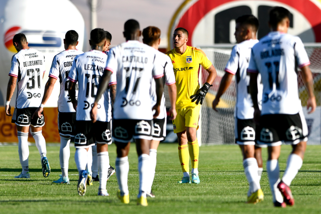 Plantel de Colo-Colo se retira cabizbajo del Estadio el Cobre de El Salvador tras caer por 3-1 a manos de Cobresal por la primera rueda del Campeonato Nacional.