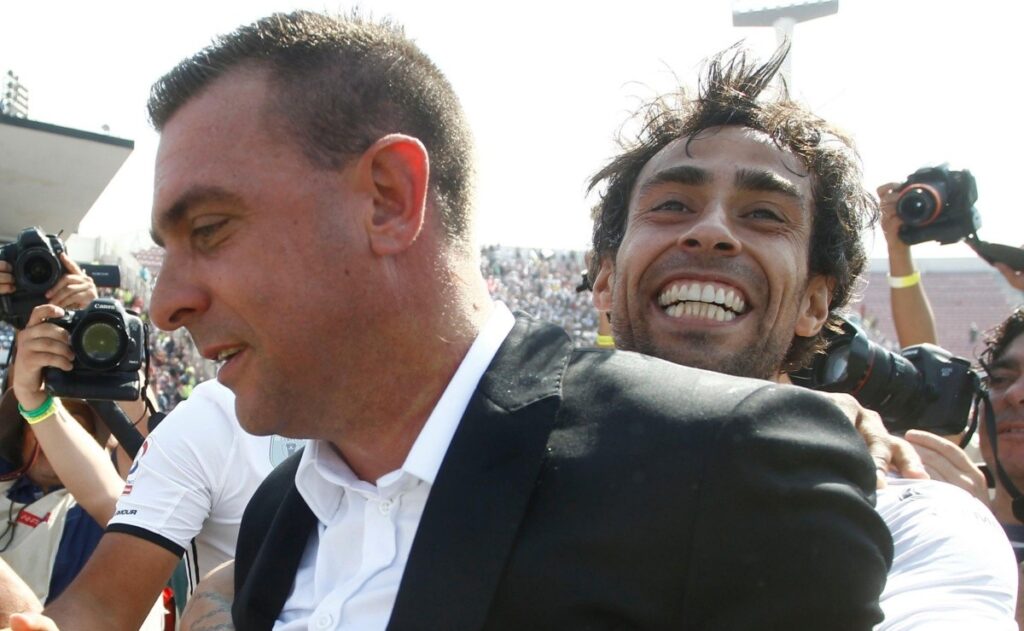 Pablo Guede junto a Jorge Valdivia celebran el triunfo de Colo-Colo tras un Superclásico.