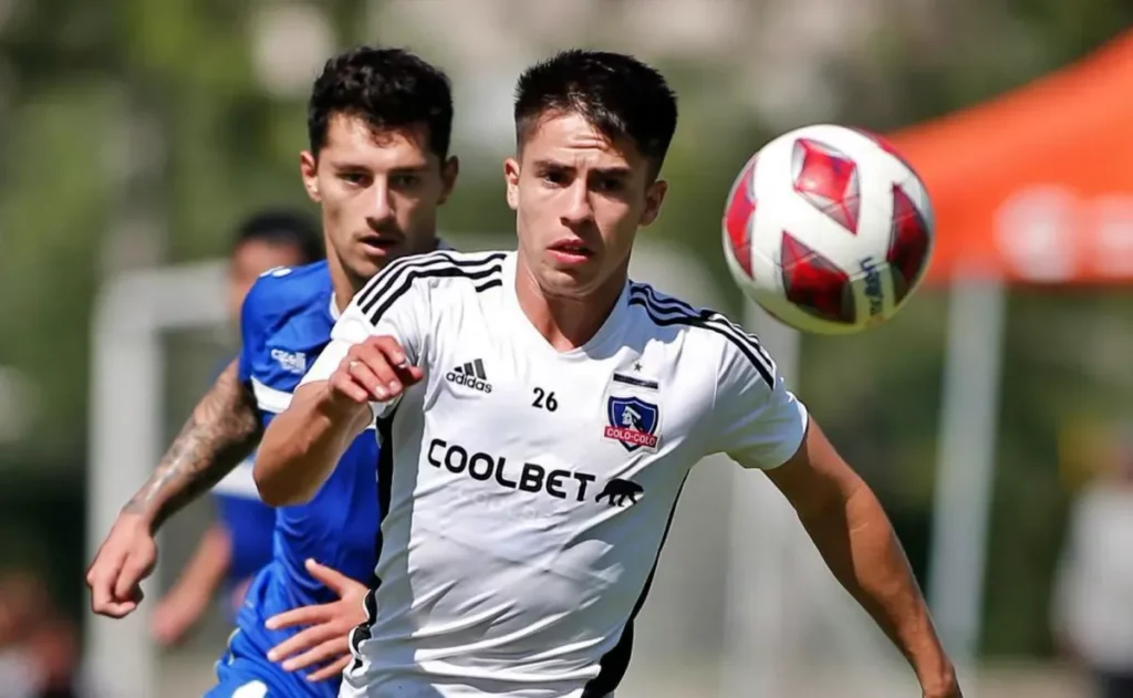 Matías Moya disputando un balón en medio de la pretemporada 2023 de Colo-Colo.