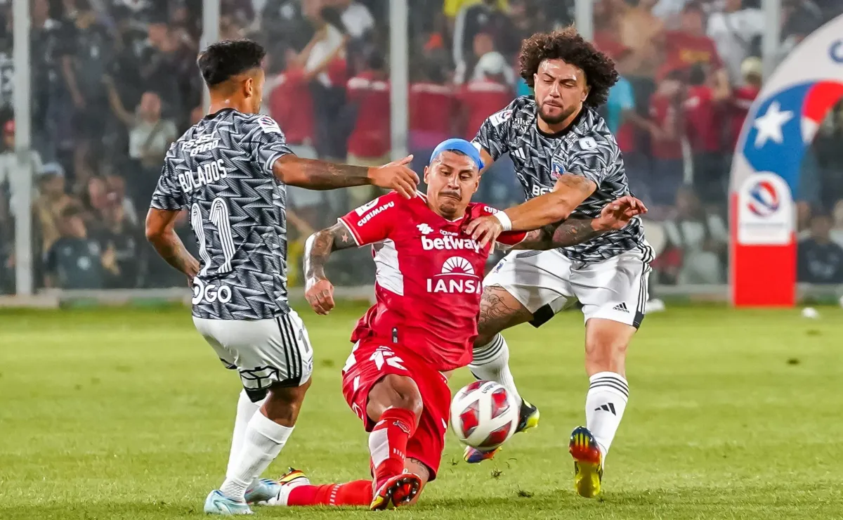 Jugadores de Colo-Colo y Ñublense disputando un balón.