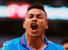 Primer plano a la cara de Iván Morales, futbolista de Cruz Azul que le celebra eufórico un tanto con la camiseta del conjunto mexicano.