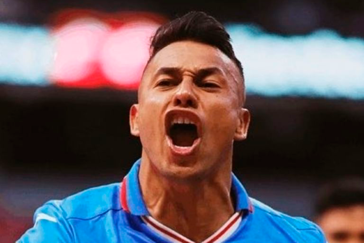Primer plano a la cara de Iván Morales, futbolista de Cruz Azul que le celebra eufórico un tanto con la camiseta del conjunto mexicano.