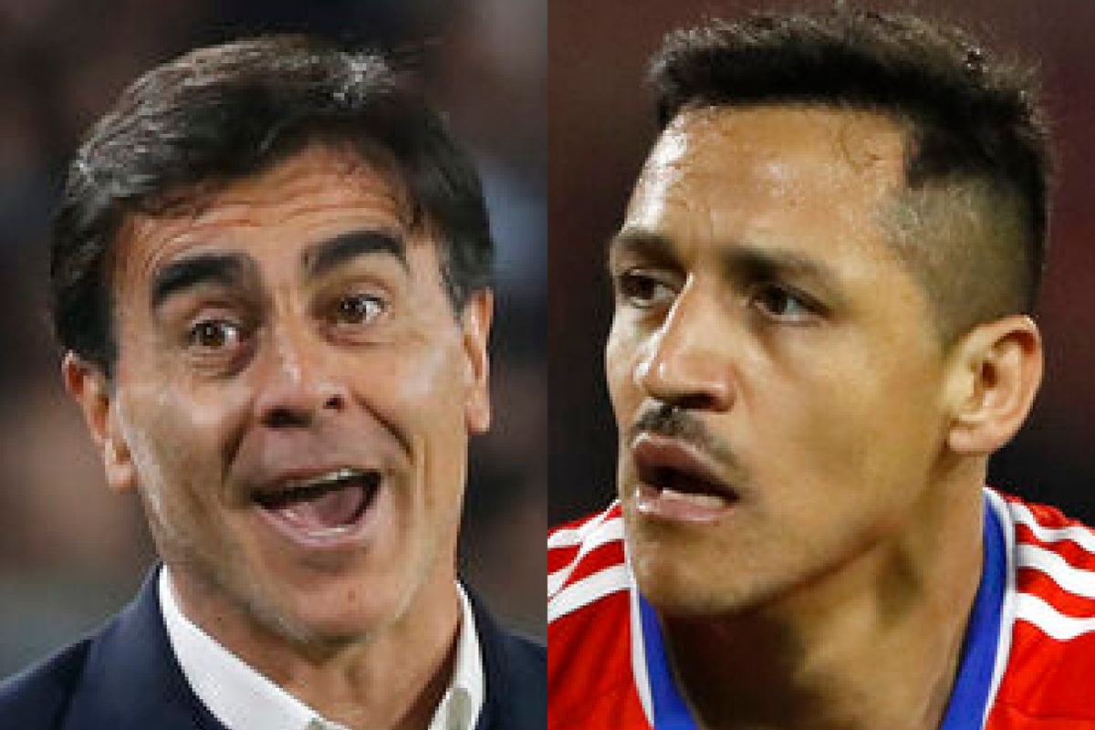 Primer plano a los rostros del entrenador de Colo-Colo, Gustavo Quinteros, y al delantero de la selección chilena, Alexis Sánchez.
